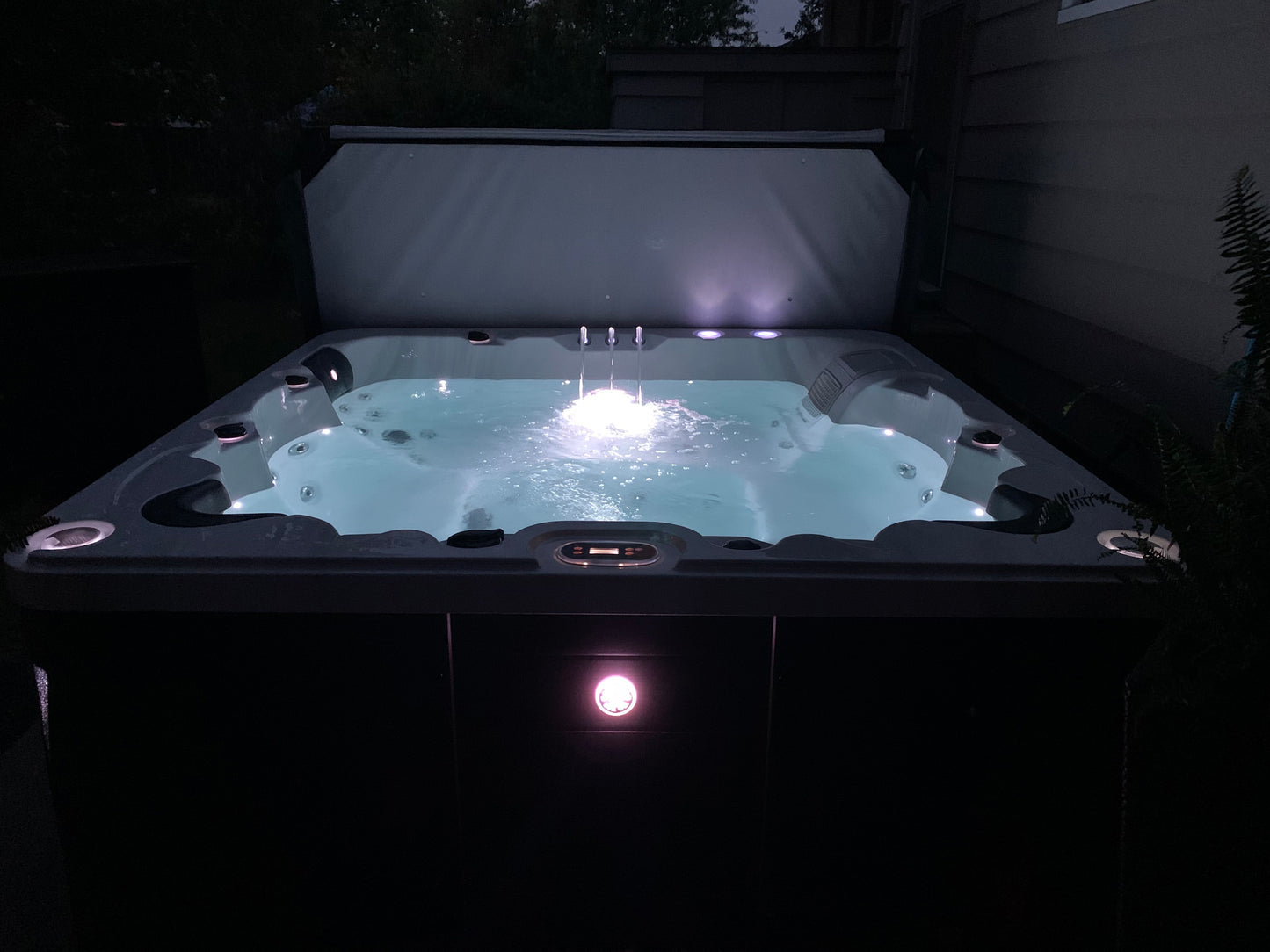 6-Person Luxury Hot Tub – Liberty Spa LYS6000 (Jetted, 240V)