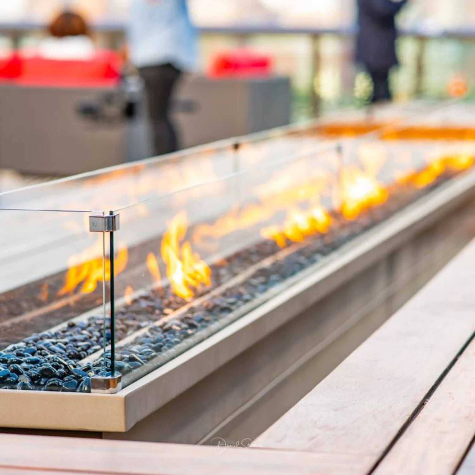 Fire pit with sleek rectangle glass wind guard