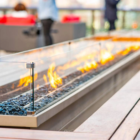 Fire pit with sleek rectangle glass wind guard